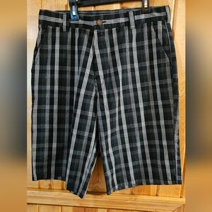 Dickies shorts men's size 32, black and tan plaid